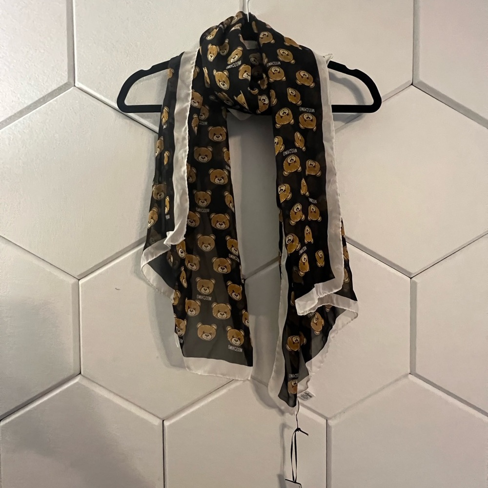 NWT Moschino teddy scarf 100% silk